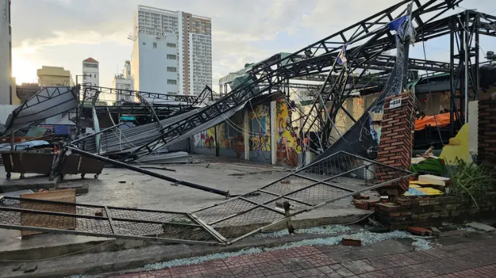 Bão số 13 làm 5 người chết, hàng nghìn ngôi nhà hư hỏng